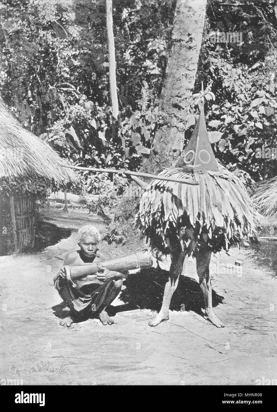 Melanesien. Eine maskierte Tänzer des Duk-Geheimnis Bismarck Archipel; 1900 Drucken Stockfoto