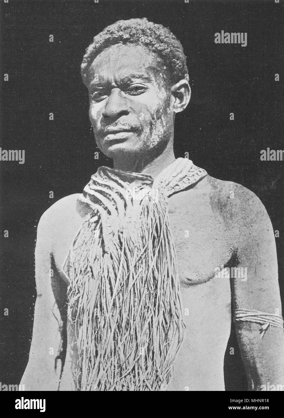 Melanesien. Melanesien. Ein kiwai Mann in Trauer Kostüm; 1900 alten, antiken Drucken Stockfoto