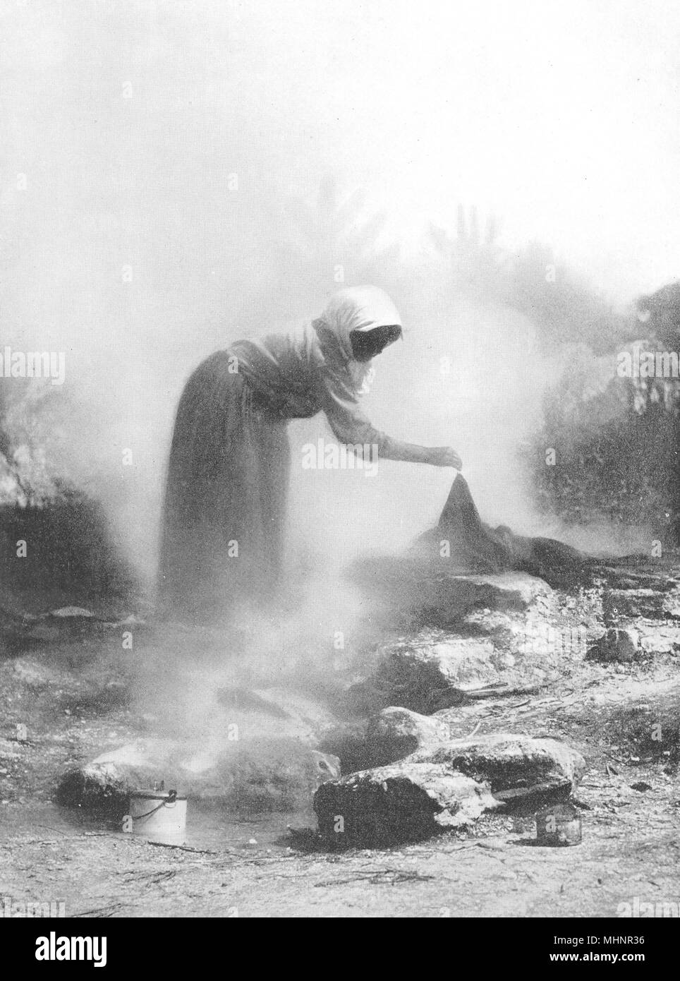 Neuseeland. Polynesien. Art der Küche; Kochen in einer vulkanischen Hot Spring 1900 Stockfoto