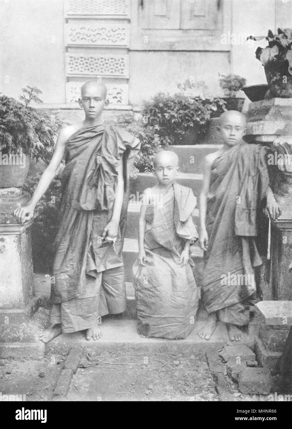 Birma. Einleitung zu bestellen; 3 Burman Jugendliche zugelassen Heiligen 1900 alten Drucken Stockfoto