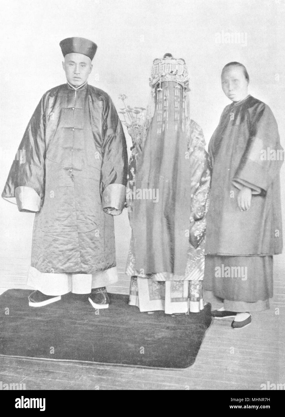 CHINA. Chinesischen Hochzeit Kostüm; Bräutigam Kleid eines Mandarin 1900 alten Drucken Stockfoto