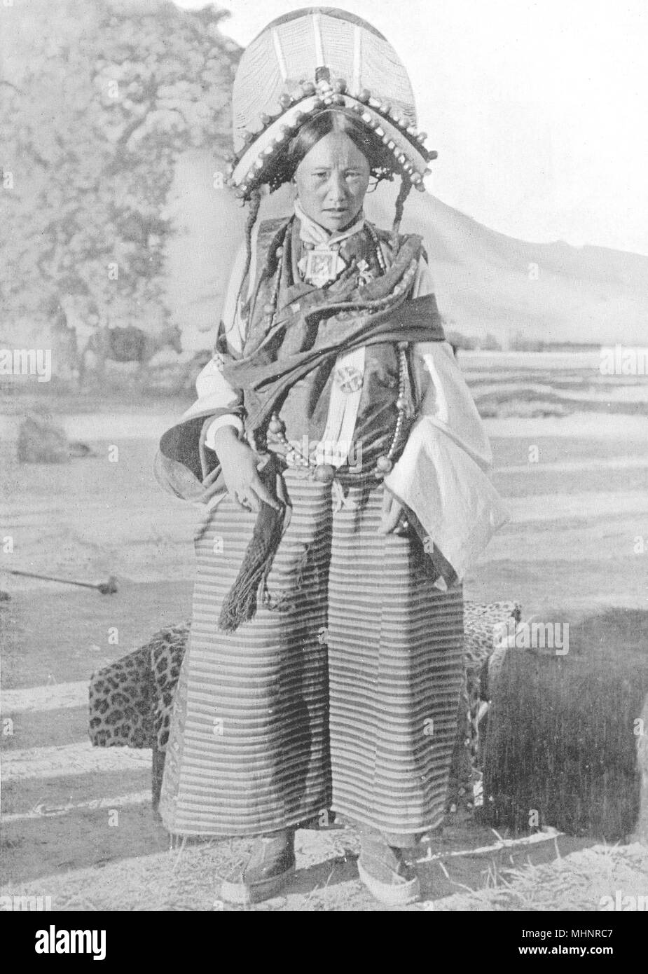 TIBET. Eine Frau im westlichen Tibet; Kopf-Kleid perlen Koralle Türkis 1900 Drucken Stockfoto