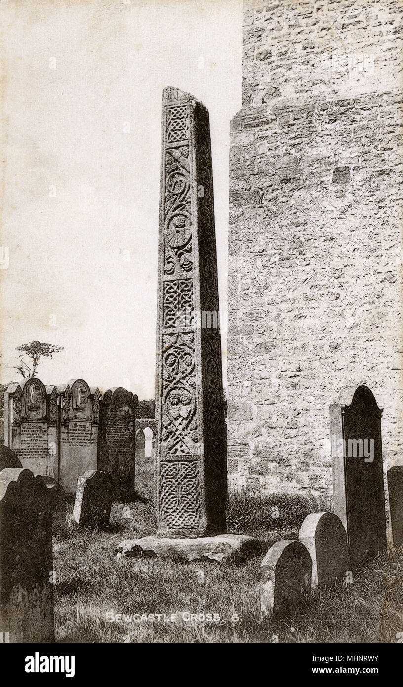 Geschnitzter Kreuzschacht, St. Cuthberts Kirche, Bewcastle, Cumbria Stockfoto