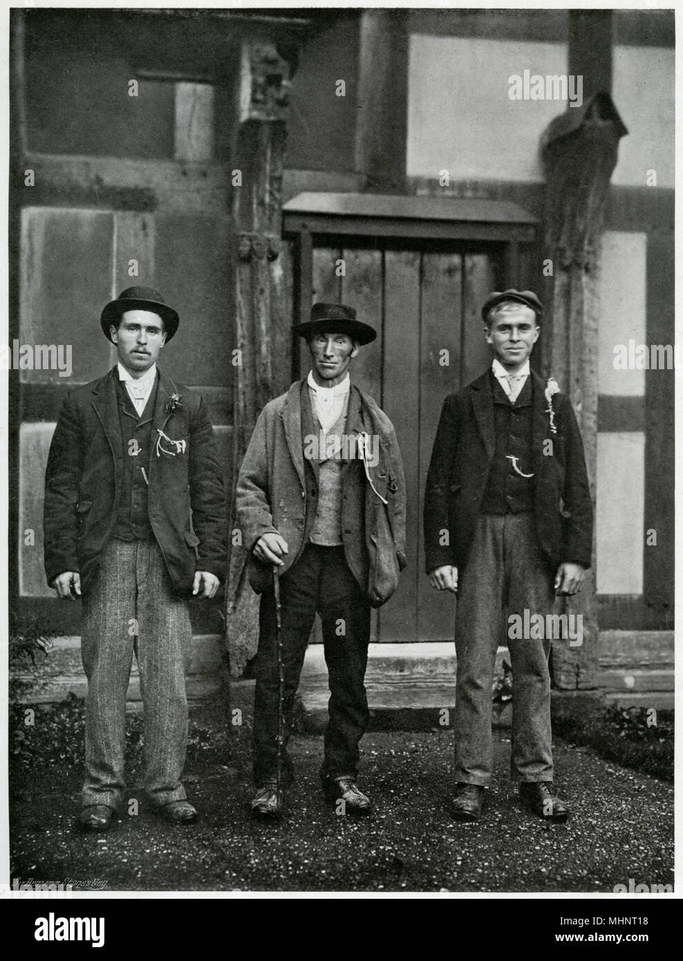 'Stehende Mieten', Stratford-upon-Avon, sagte, die grösste Messe in England, die vom landwirtschaftlichen Klasse im Bezirk als Chief Feiertag des Jahres. Jährlich im Oktober, Landarbeiter, Arbeiter und Diener, würde an der Mop Fair in ihren Sonntag am besten gekleidet und tragen ein Element für ihren Handel in Ihr knopfloch. Pferdepfleger tragen ein wenig Stroh, Hirten eine Torsion aus Wolle, Carters eine Länge von Whipcord und Knechte mit keine besonderen Fähigkeiten ein mopp Kopf - daher der Begriff Mop Fair tragen würde, die allgemein bei der Anmietung von Fair. Datum: 1899 Stockfoto