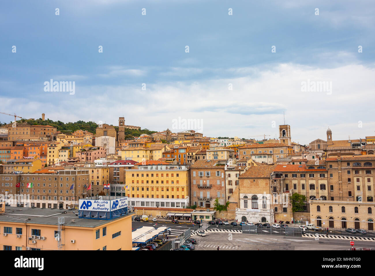 ANCONA, Italien - 10 Juli, 2011: Stadtbild von Ancona mit den Port vom Meer gesehen. Stockfoto
