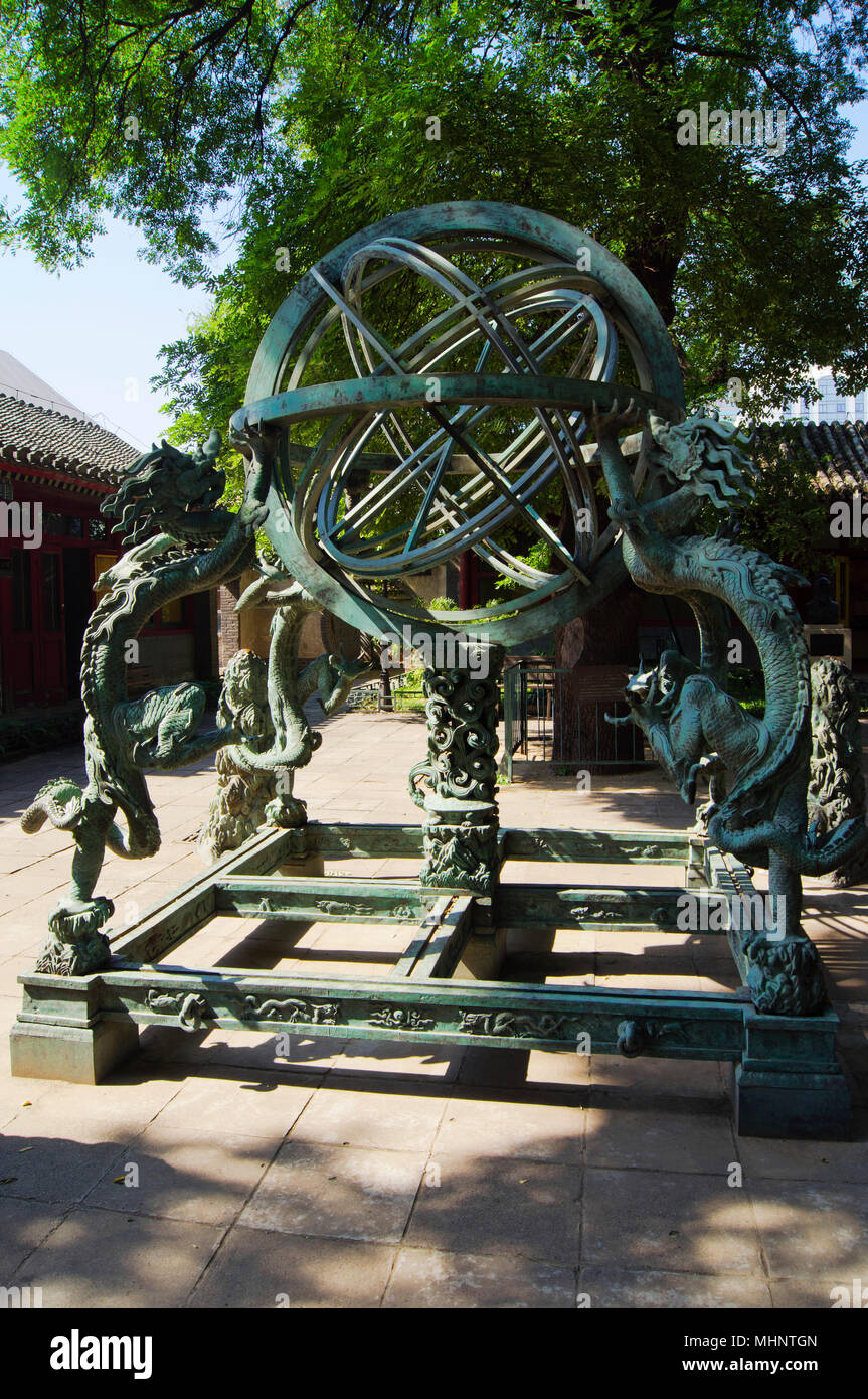 Historische Chinesische astronomisches Instrument, eine Armilla, im Hof der alten Sternwarte in Peking Peking, China. Stockfoto