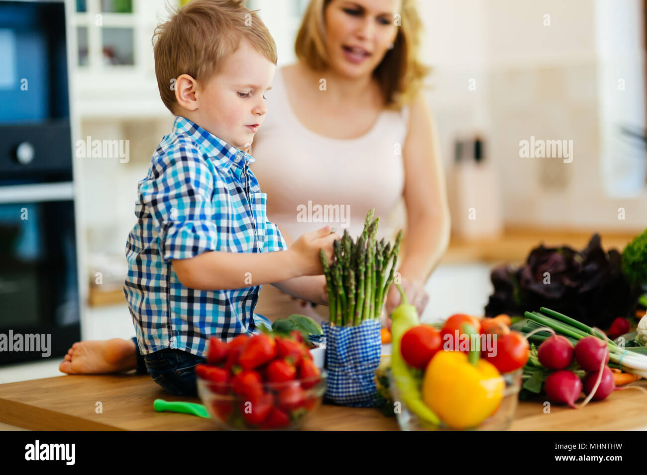 Mutter und Kind Mittagessen vorbereiten Stockfoto