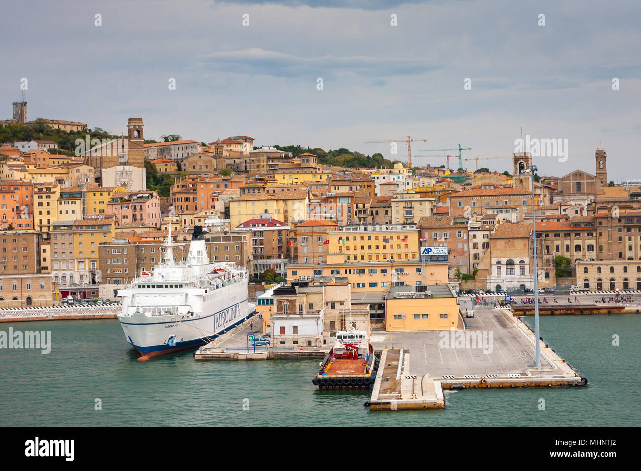 ANCONA, Italien - 10 Juli, 2011: Stadtbild von Ancona mit Fähren im Hafen vom Meer gesehen. Stockfoto