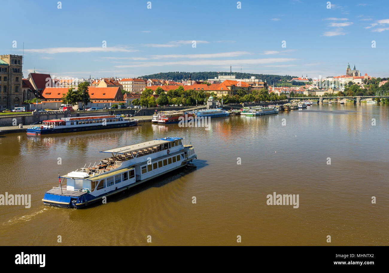 Blick auf die Moldau in Prag, Tschechische Republik Stockfoto