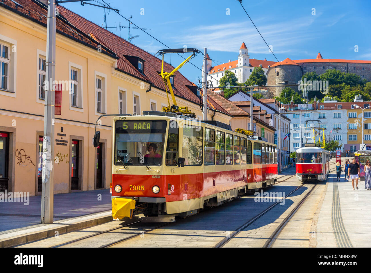 BRATISLAVA, SLOWAKEI - 11. AUGUST: ein Tatra T6 A5 Straßenbahn in Bratislav Stockfoto