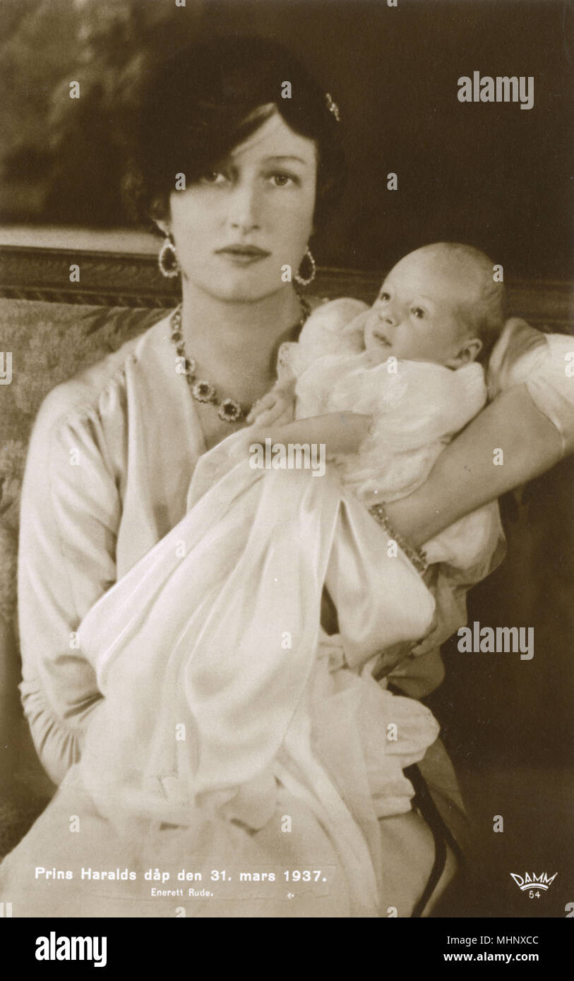 Prinzessin Martha von Schweden, Ehefrau von König Olaf V. von Norwegen, mit ihrem Baby Sohn, König Harald V. von Norwegen, hier im März 1937 gesehen. Datum: 1937 Stockfoto