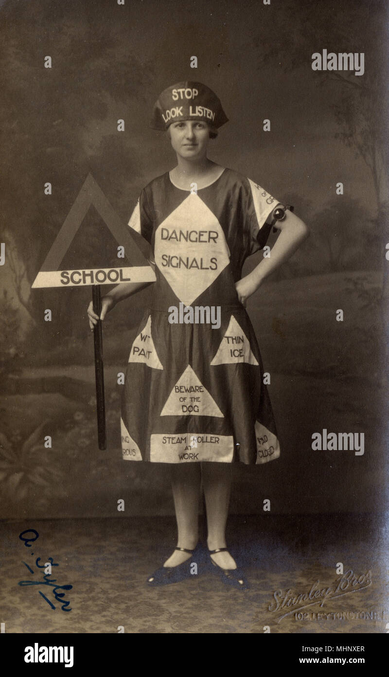 Schickes Kleid, 1920er - Frau gekleidet wie ein Straßenkreuz Stockfoto