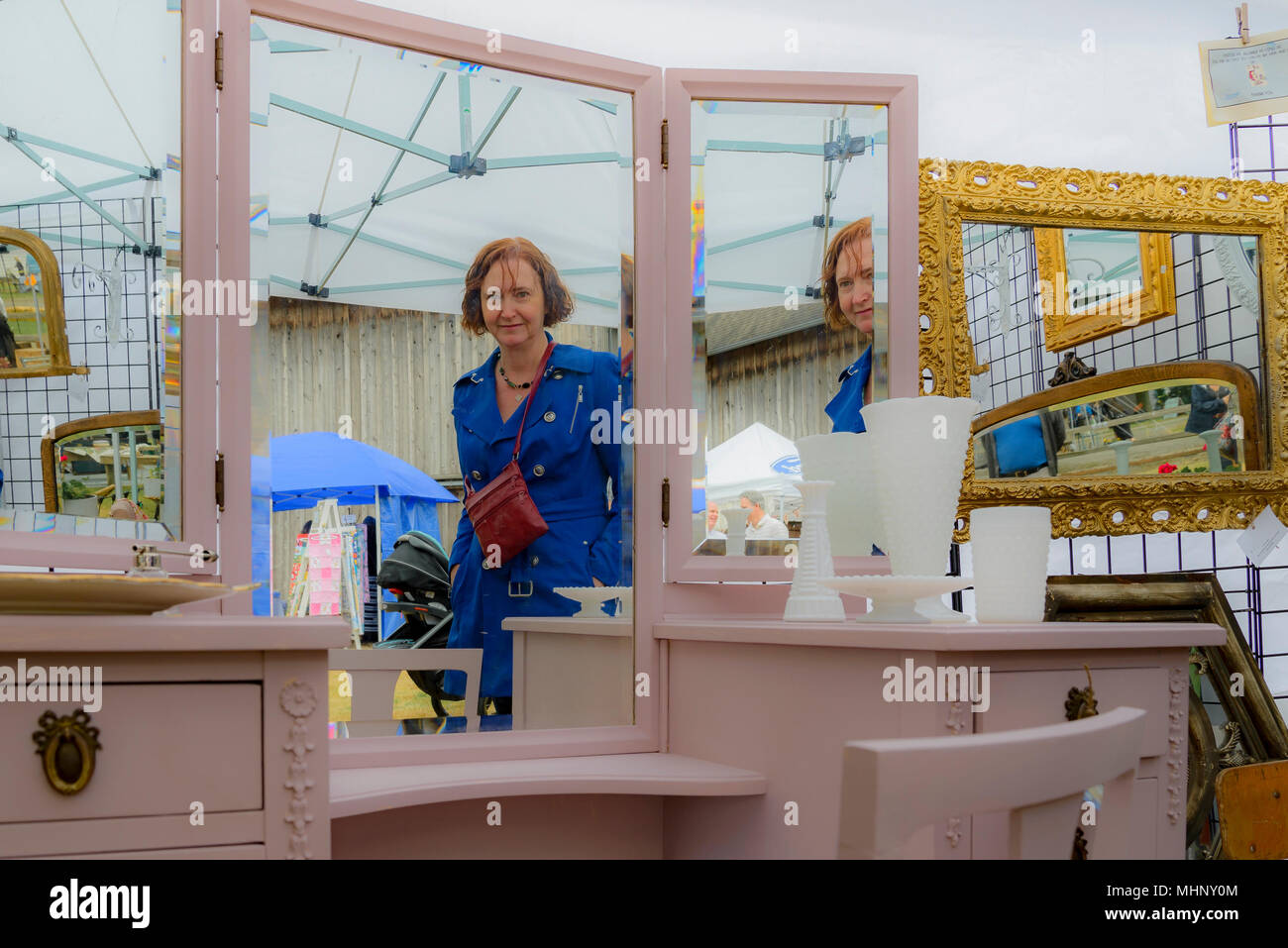 Frau browsing, Collectibles stand, Deja Vu Vintage Markt, Wellbrook Winery, Delta, British Columbia, Kanada Stockfoto