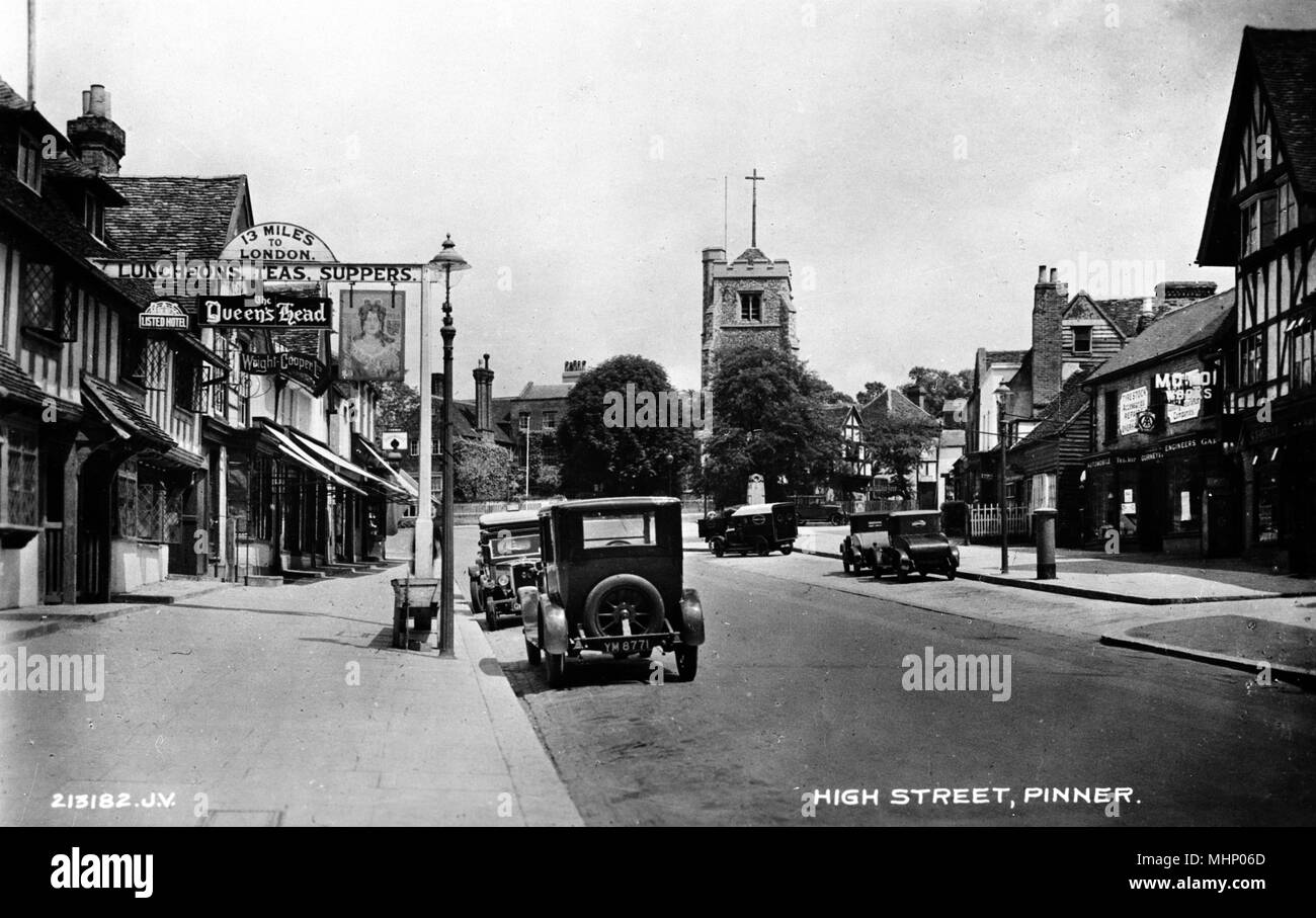 High Street, Pinner, Middlesex, mit Kopf der Königin auf der linken Seite. Datum: ca. 1910 s Stockfoto
