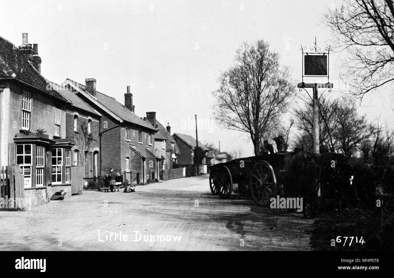 Szene im Dorf Little Dunmow, Essex, mit einem Pub Schild auf der rechten Seite. Datum: ca. 1910 s Stockfoto