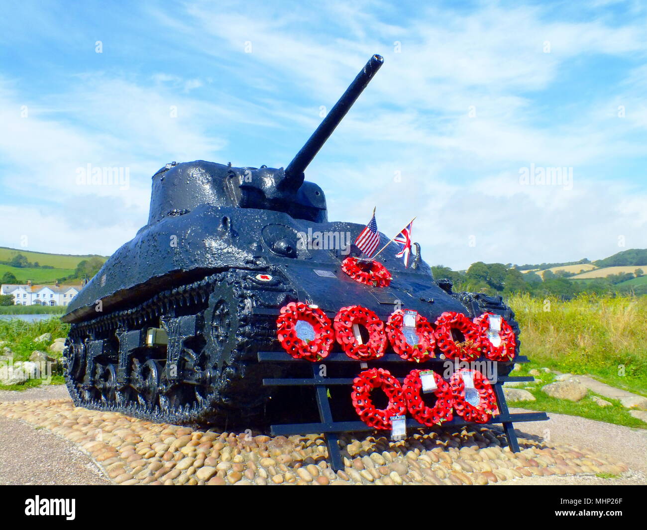 Ein Amphibienpanzer von Sherman in Slapton Sands, Torcross, Devon, dient als Kriegsdenkmal für die 749 amerikanischen Soldaten, die am 28. April 1944 ihr Leben verloren und während der Operation Tiger für die Landungen am D Day trainierten. Die Bergung wurde von einem örtlichen Geschäftsmann finanziert und 1984 abgeschlossen. Stockfoto