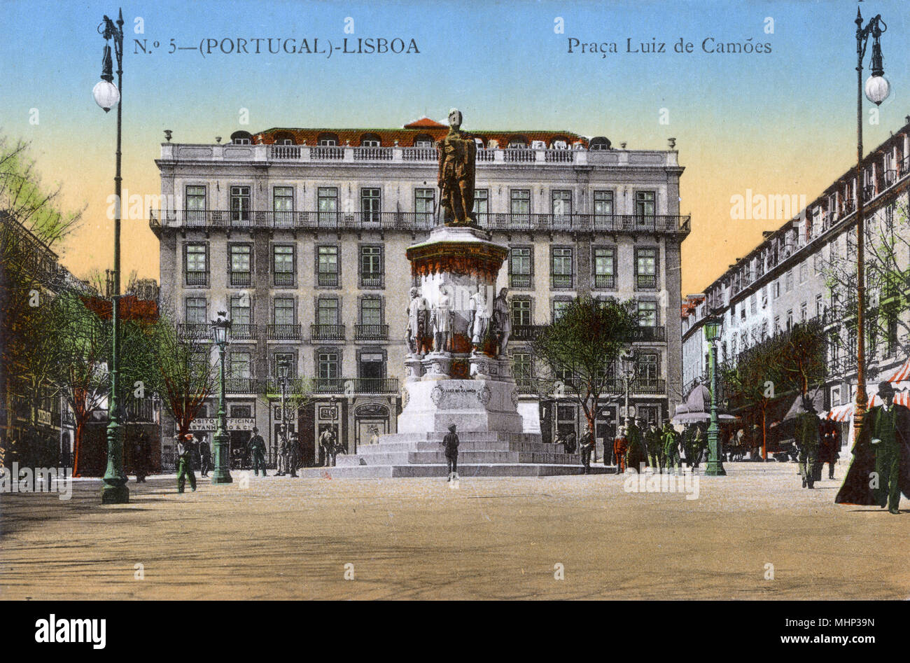 Praça Luis De Camões, Lissabon, Portugal, mit einer Statue des 16. Jahrhunderts epische Dichter. Datum: ca. 1908 Stockfoto