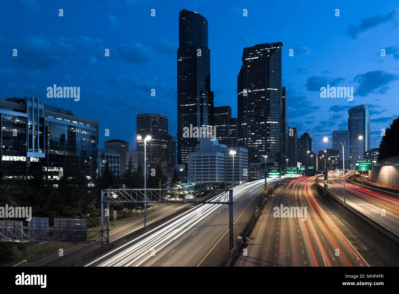 Der Interstate 5 und Downtown Skyline der Stadt in der Dämmerung, Seattle, Washington State, USA Stockfoto