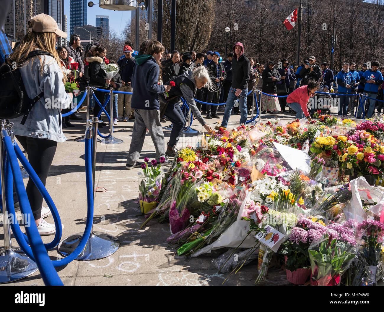 Van Angriff, eine Stadt in Trauer, Toronto starke Tragödie und Gemetzel auf der Yonge Street 10 Menschen getötet von einem van Fahren über Bürgersteig, Toronto, Kanada Stockfoto