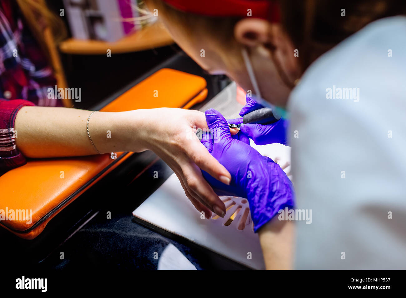 Nagelpflege im Salon. Selektiver Fokus auf die Nägel der Kunden. Selektive konzentrieren. Stockfoto