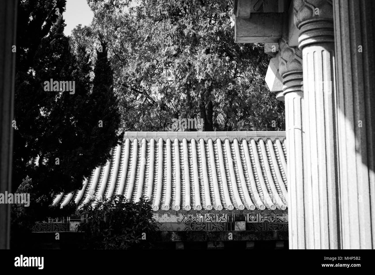 Chinesischer Tempel Dach Detail mit Spalten (Kunming, Yunnan, China) Stockfoto