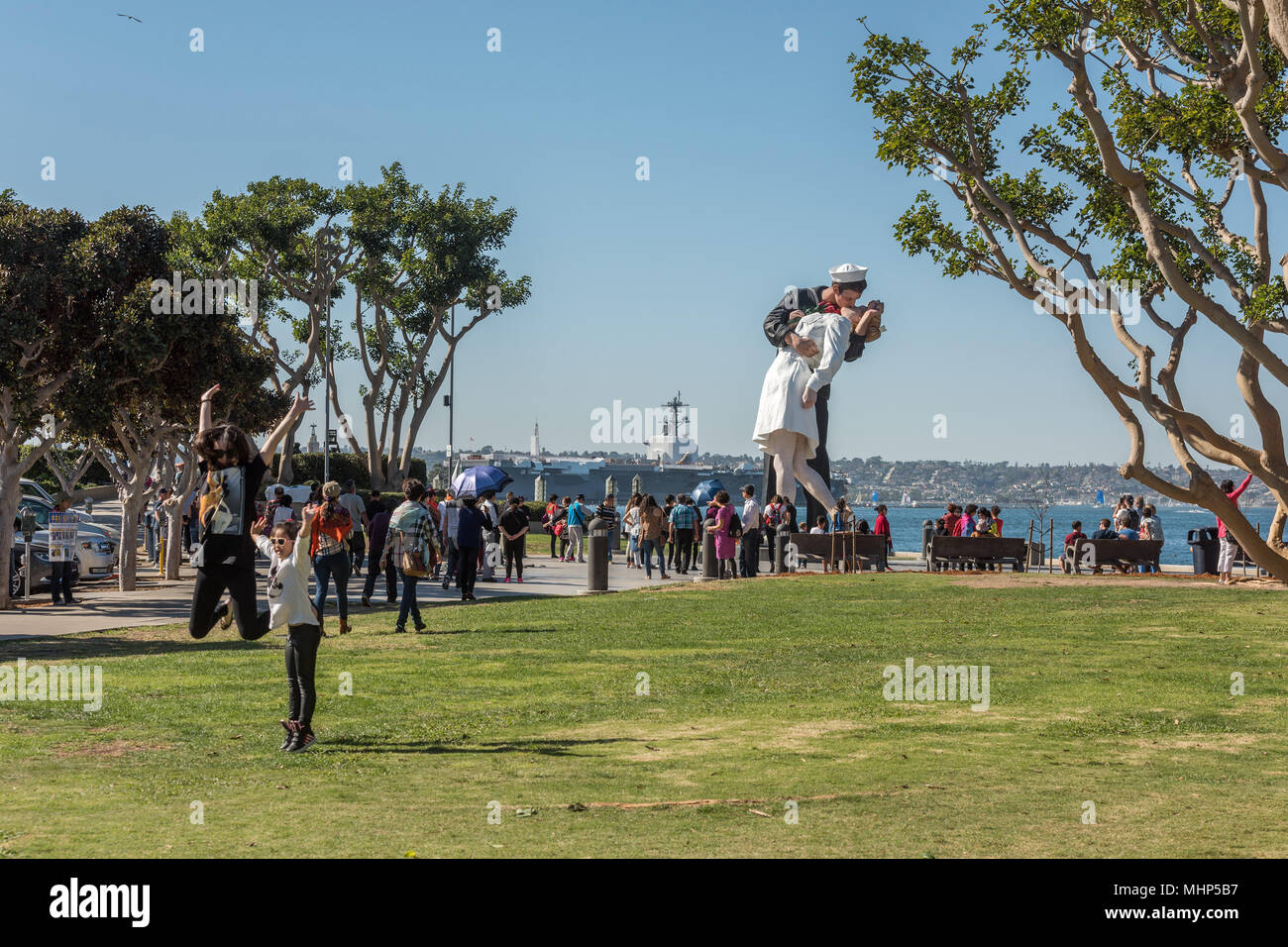 SAN DIEGO, USA - 14. NOVEMBER 2015 - Menschen, während die Bilder in der bedingungslosen Kapitulation sailor und Krankenschwester Statue San Diego. Eine Skulptur von Seward Stockfoto