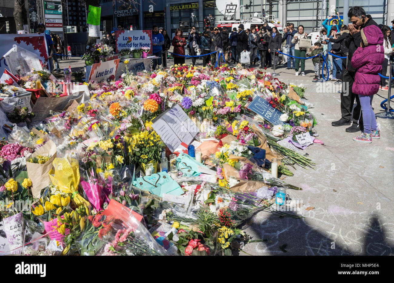 Eine Stadt in Trauer, Toronto starke Tragödie und Gemetzel auf der Yonge Street, wo 10 Personen wurde von einem van Fahren auf Bürgersteig und 15 verletzt. Stockfoto