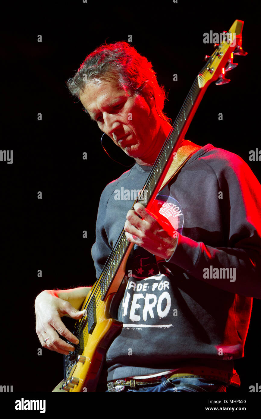 Bassist Jean-Luc Lehr im Konzert mit Magic Malik (Malik Mezzadri) Trio bei Torino Jazz Festival Stockfoto