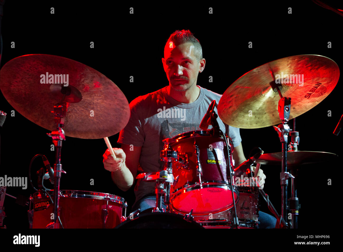 Jazz drummer Maxime Zampieri im Konzert mit Magic Malik (Malik Mezzadri) Trio bei Torino Jazz Festival Stockfoto