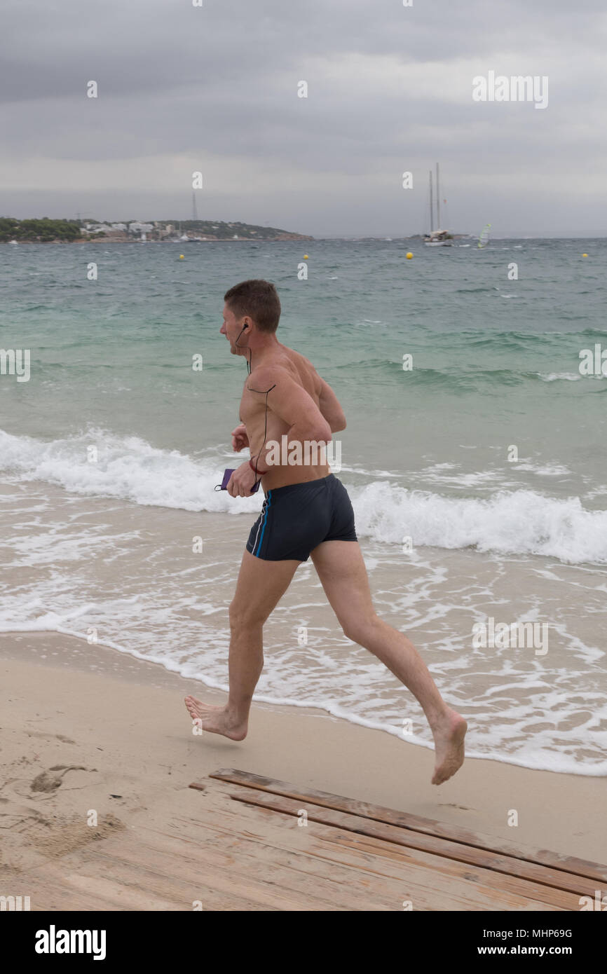 Mann am Strand von Palma Nova, Mallorca, Spanien ausgeführt Stockfoto