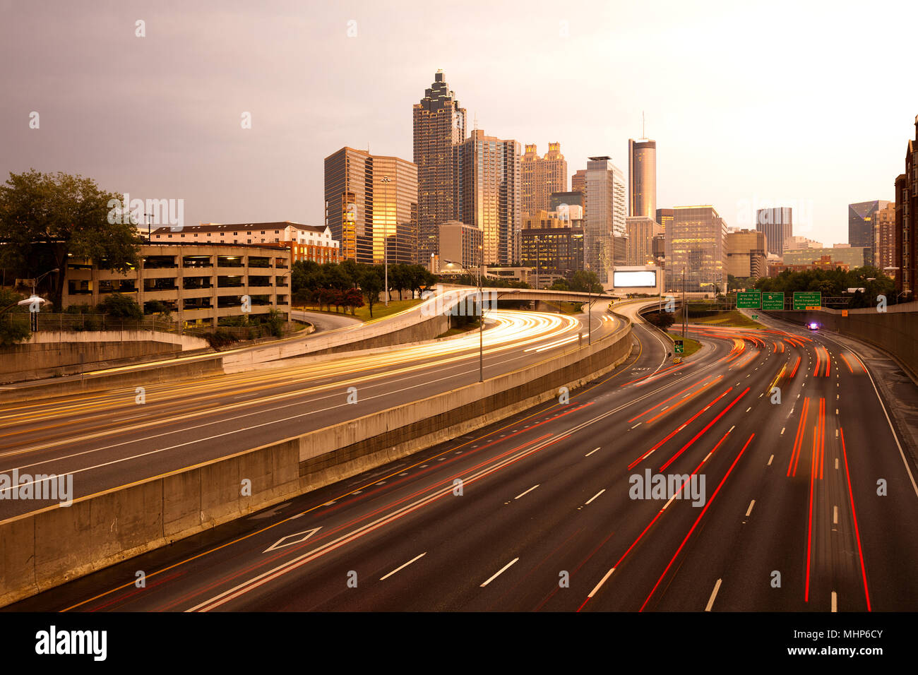 Downtown Skyline der Stadt in der Dämmerung von Atlanta, Georgia, USA Stockfoto