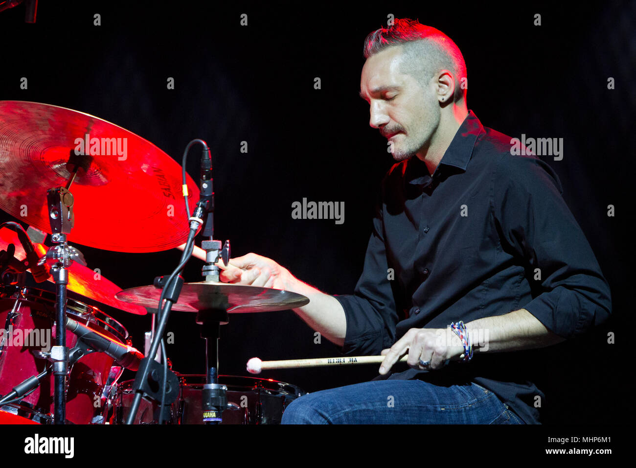 Jazz drummer Maxime Zampieri im Konzert mit Magic Malik (Malik Mezzadri) Trio bei Torino Jazz Festival Stockfoto