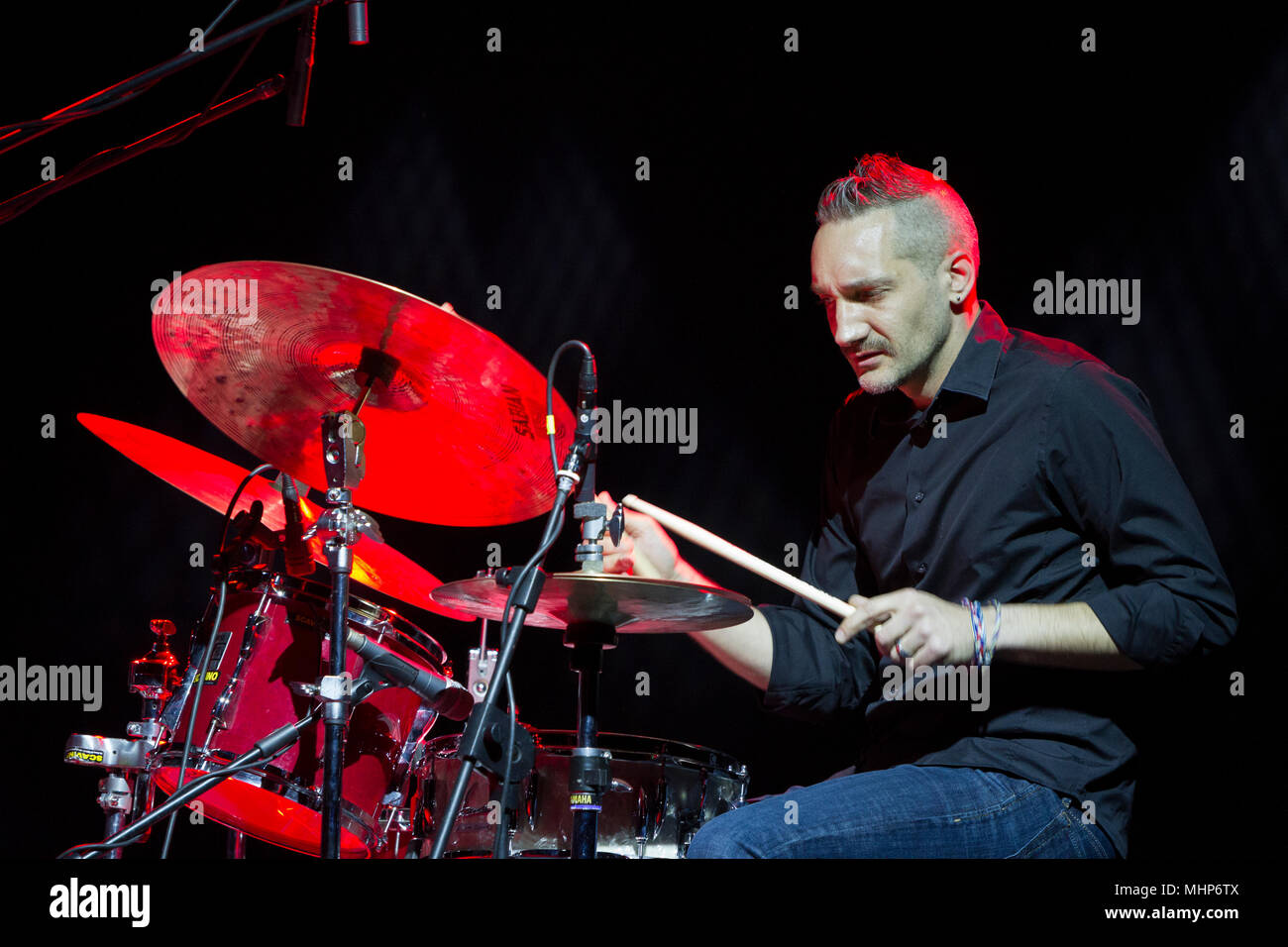 Jazz drummer Maxime Zampieri im Konzert mit Magic Malik (Malik Mezzadri) Trio bei Torino Jazz Festival Stockfoto