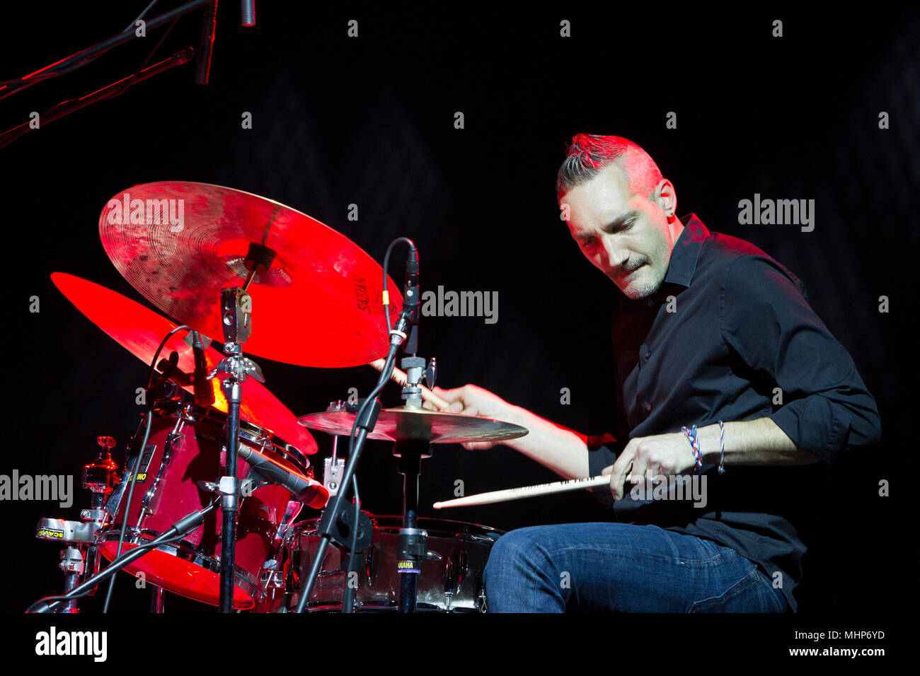 Jazz drummer Maxime Zampieri im Konzert mit Magic Malik (Malik Mezzadri) Trio bei Torino Jazz Festival Stockfoto