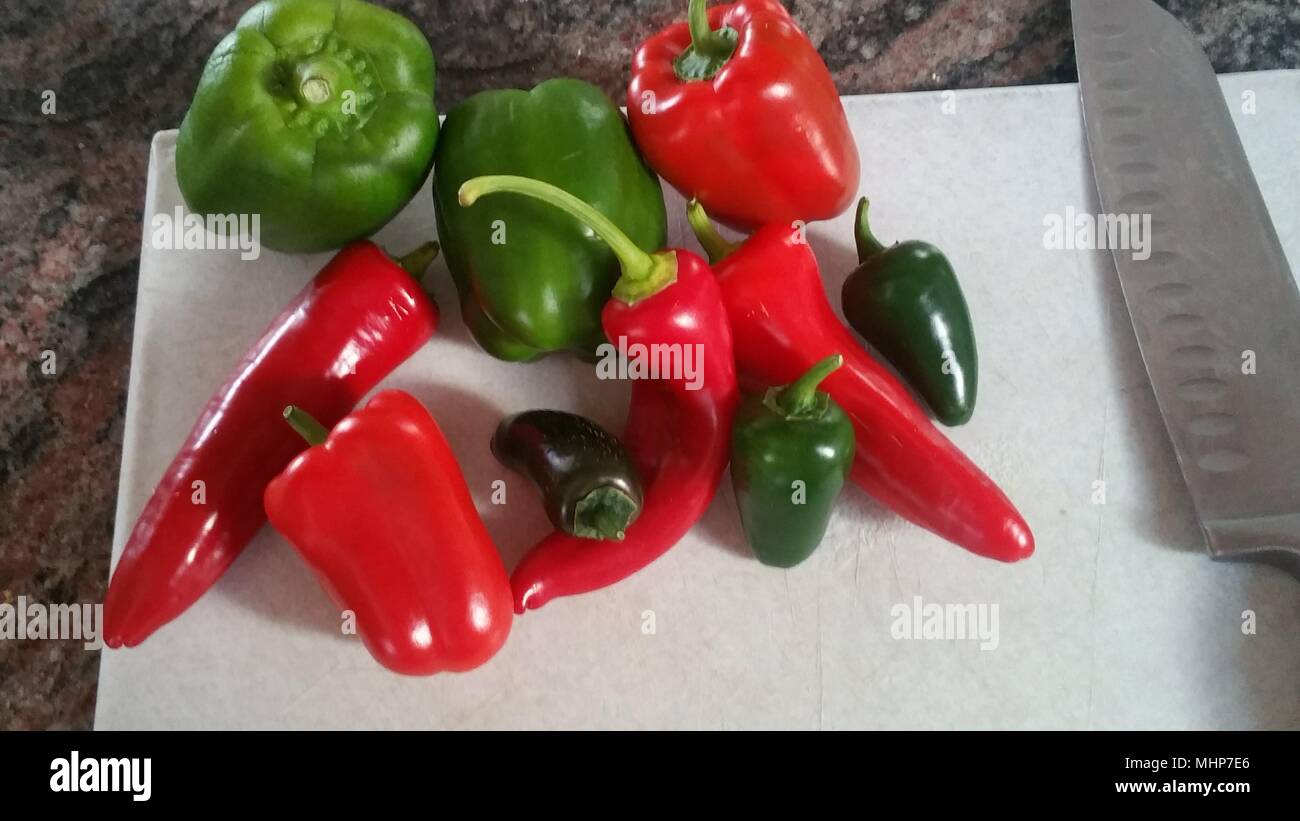 Sortierte homegrown Rote und grüne Paprika Stockfoto