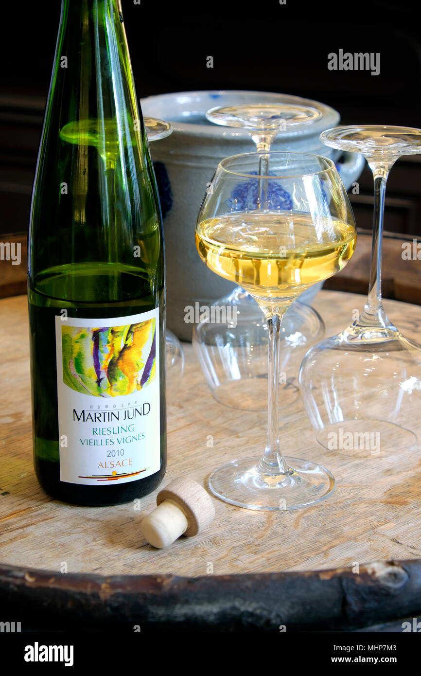 Weinprobe mit einer Flasche Riesling, Domaine Martin Jund-unabhängigen Winzer, Colmar, Elsass, Frankreich Stockfoto