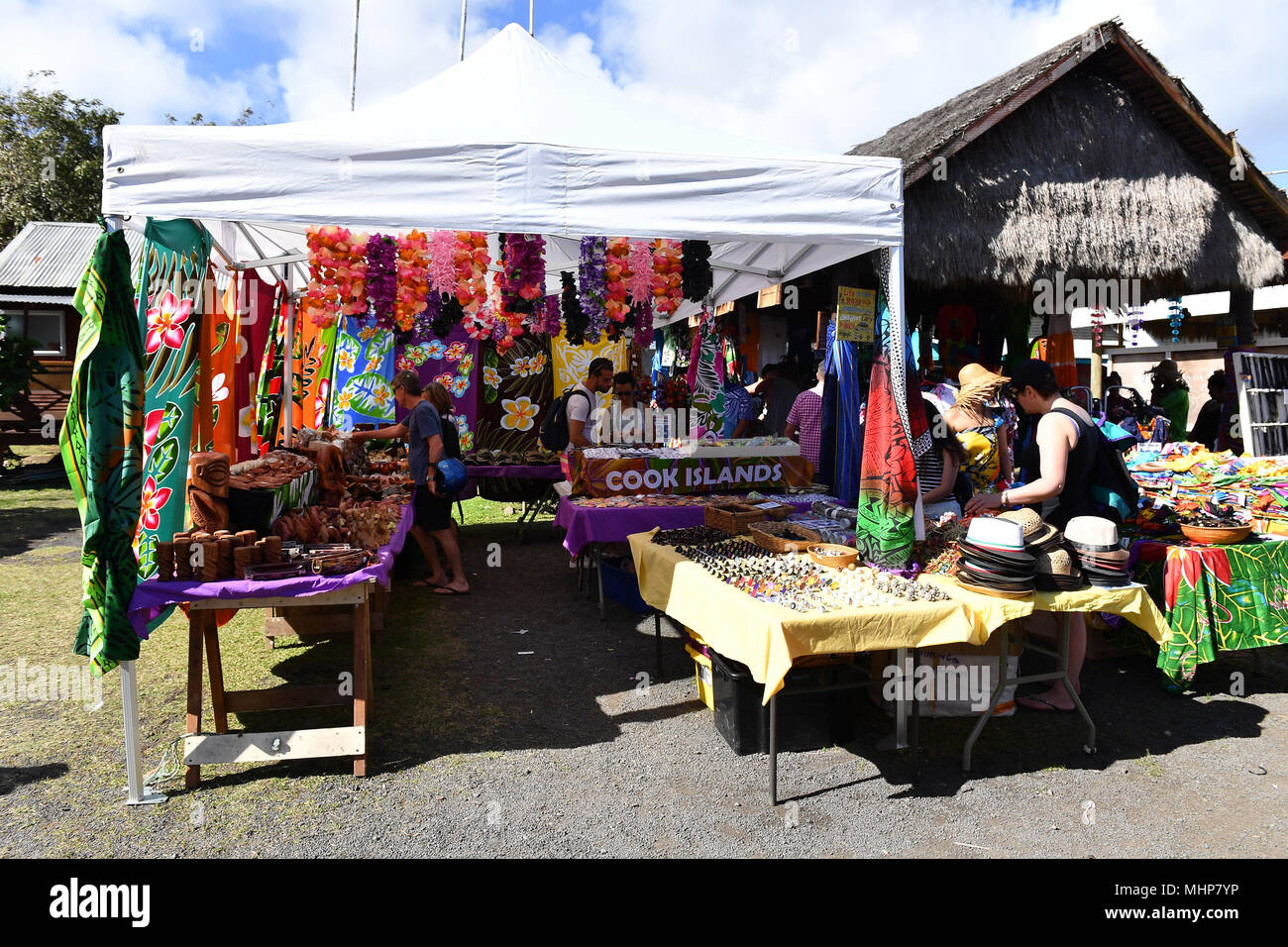 RAROTONGA, COOK INSELN - 19. August 2017 - Punanga Nui kulturelle Markt ist ein 'Muss' für die Besucher zu den Cook Inseln, als es ganz eine kulturelle ist vertreten Stockfoto