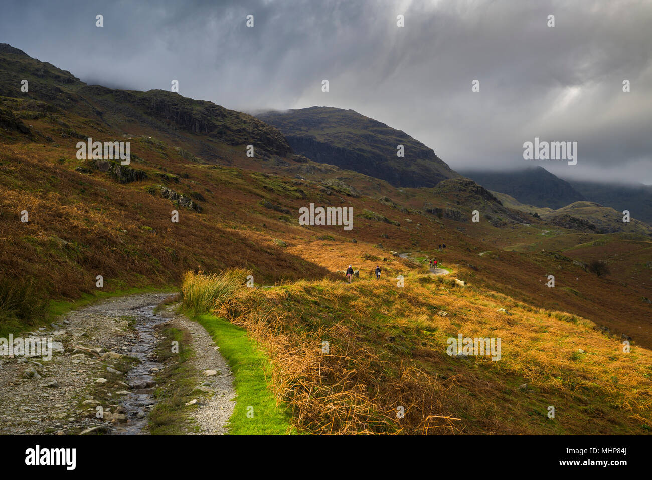 Der Pfad zu dem alten Mann von Coniston aus Walna Narbe Straße im Nationalpark Lake District, Cumbria, England. Stockfoto