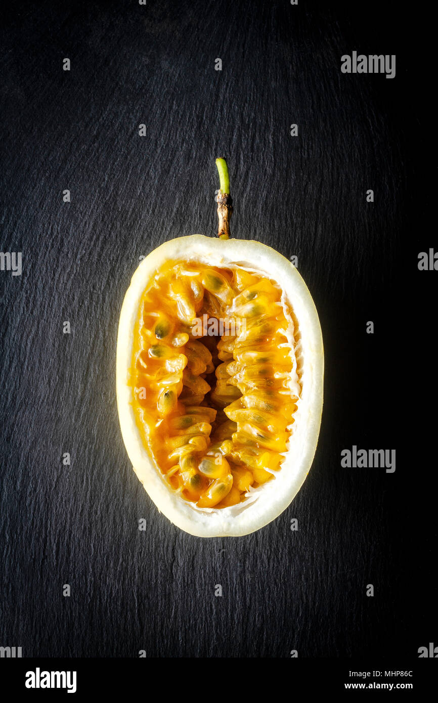 Passionsfrüchte halbieren. Stockfoto