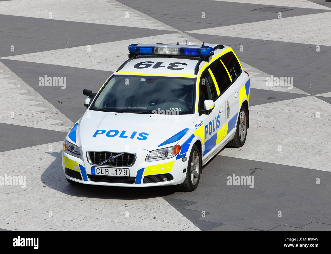 Stockholm, Schweden, 24. Juni 2014: Schwedische Polizei Auto Volvo V70, Fahrzeug Jahr 2011, an der Sergel Torg in Stockholm geparkt. Stockfoto