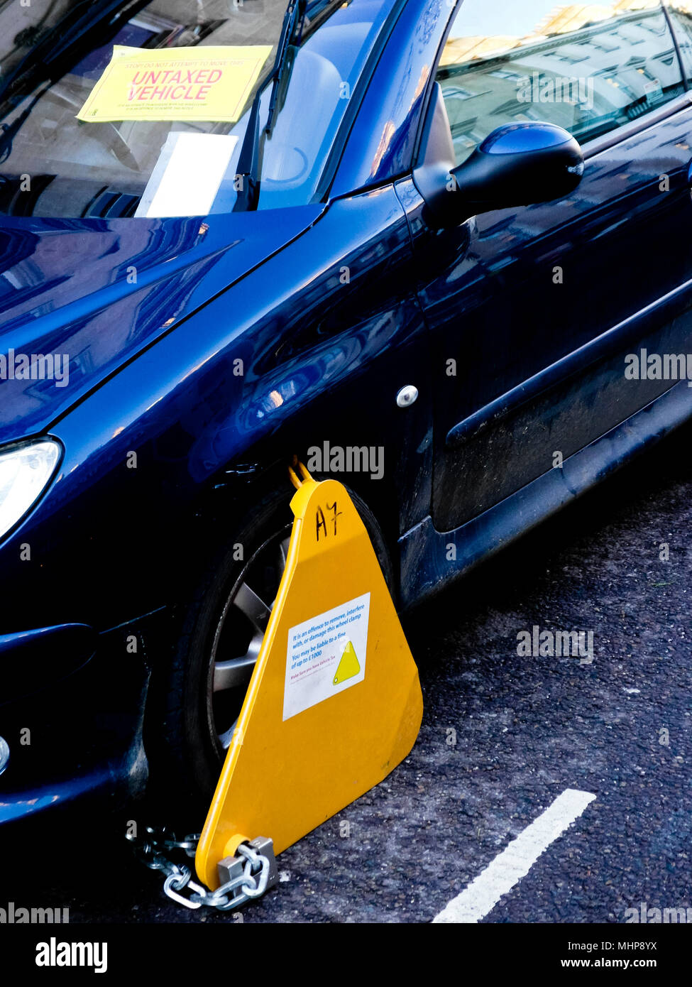 Unversteuerten Auto am Straßenrand gespannt. Stockfoto