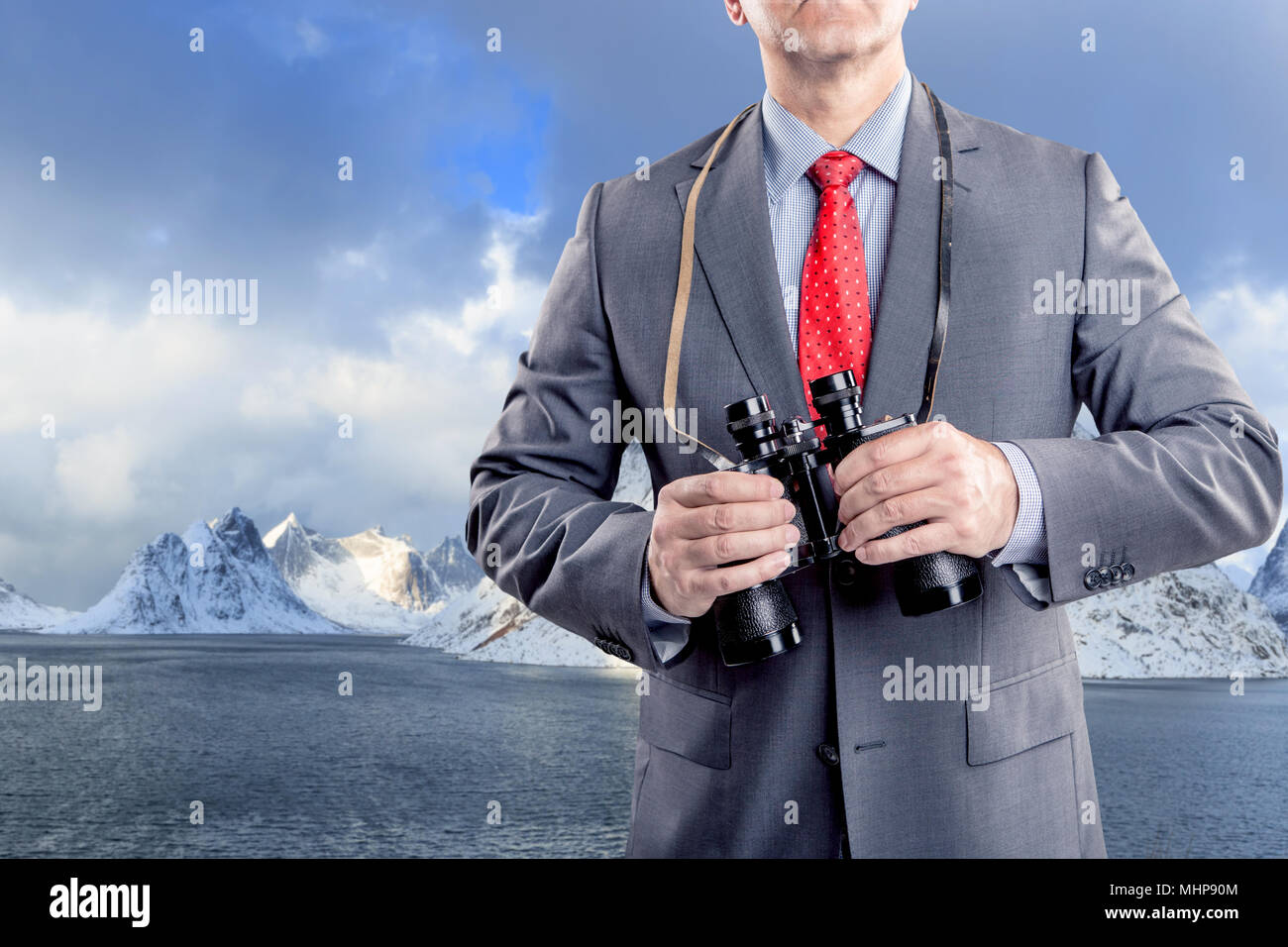 symbolisches Bild eines Unternehmers mit einem Fernglas Stockfoto