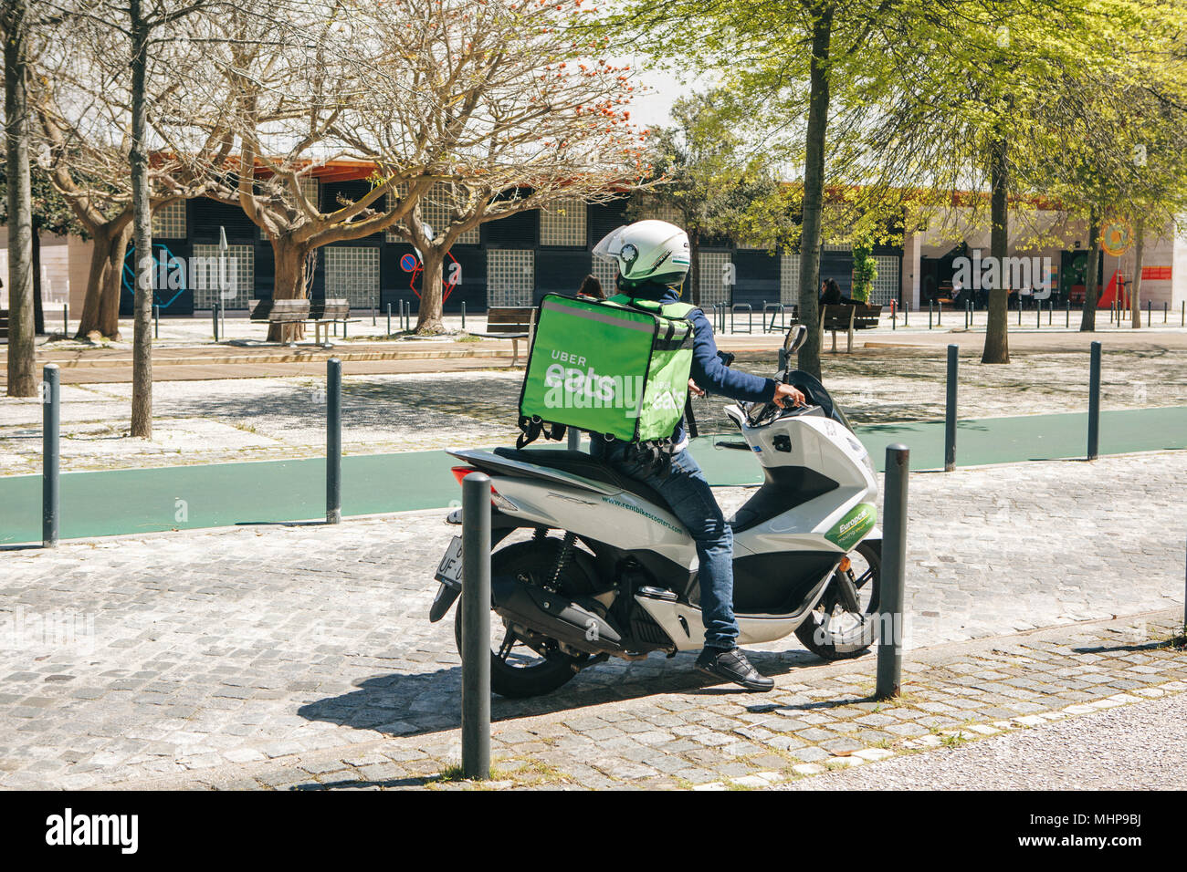 Portugal, Lissabon, 29. April 2018: Uber isst, Arbeiter oder touristische auf Motorrad oder Moped. Stockfoto