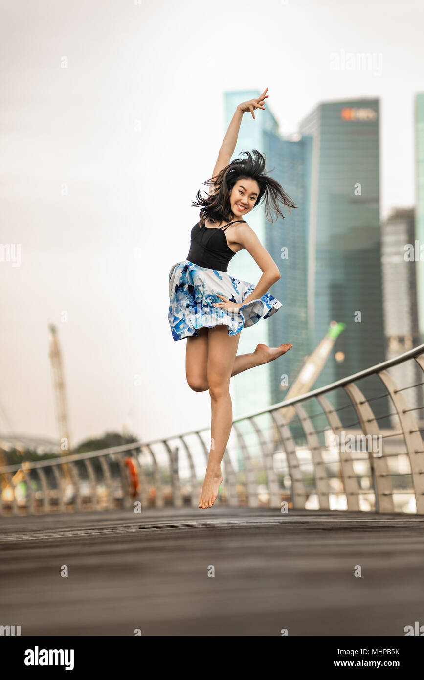 Tanz in der Luft... Schöne junge Tänzer posiert, Aqua-lounge perfekten Sprung, Hintergrund der Wolkenkratzer Stockfoto