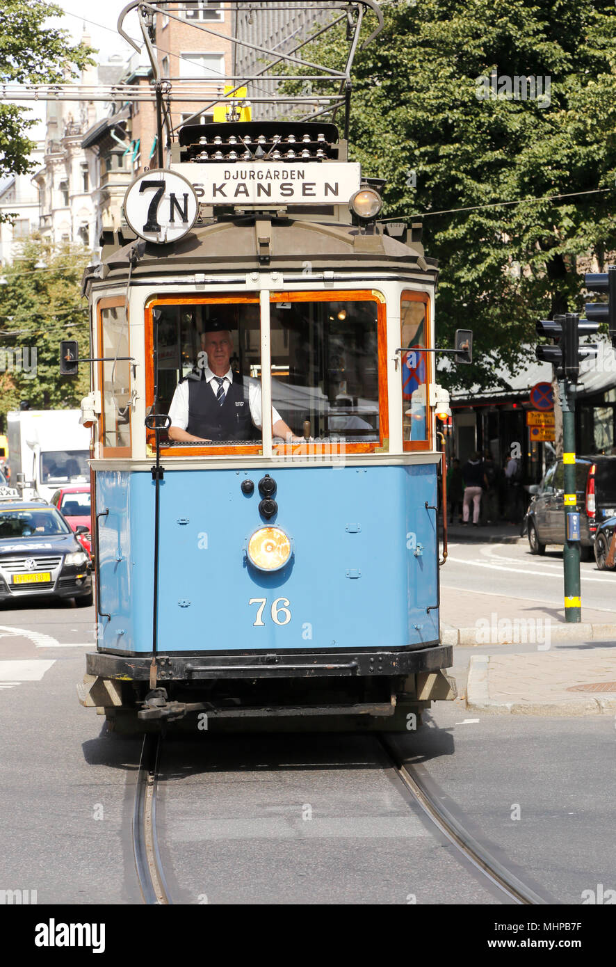 Stockholm, Schweden - 13. August 2013: Ein blauer Museum Tram Route zwischen Norrmalmstorg und Skansen am Nybroplan. Stockfoto