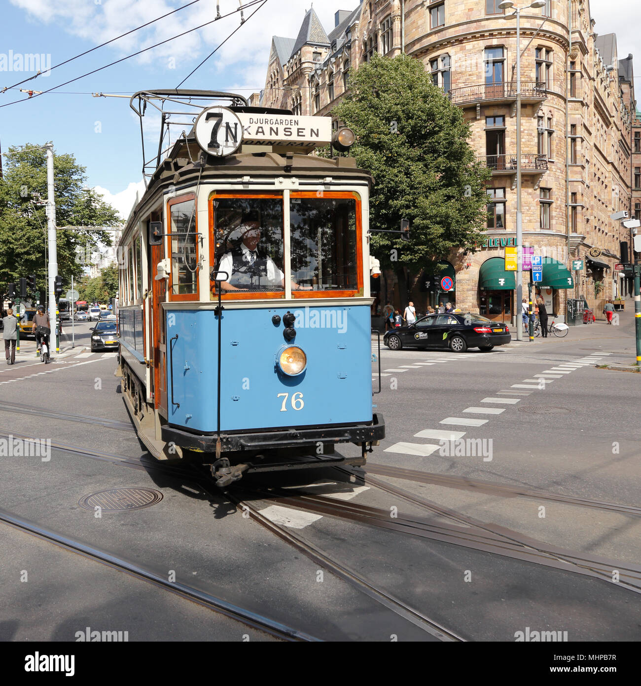 Stockholm, Schweden - 13. August 2013: Ein blauer Museum Tram Route zwischen Norrmalmstorg und Skansen am Nybroplan. Stockfoto