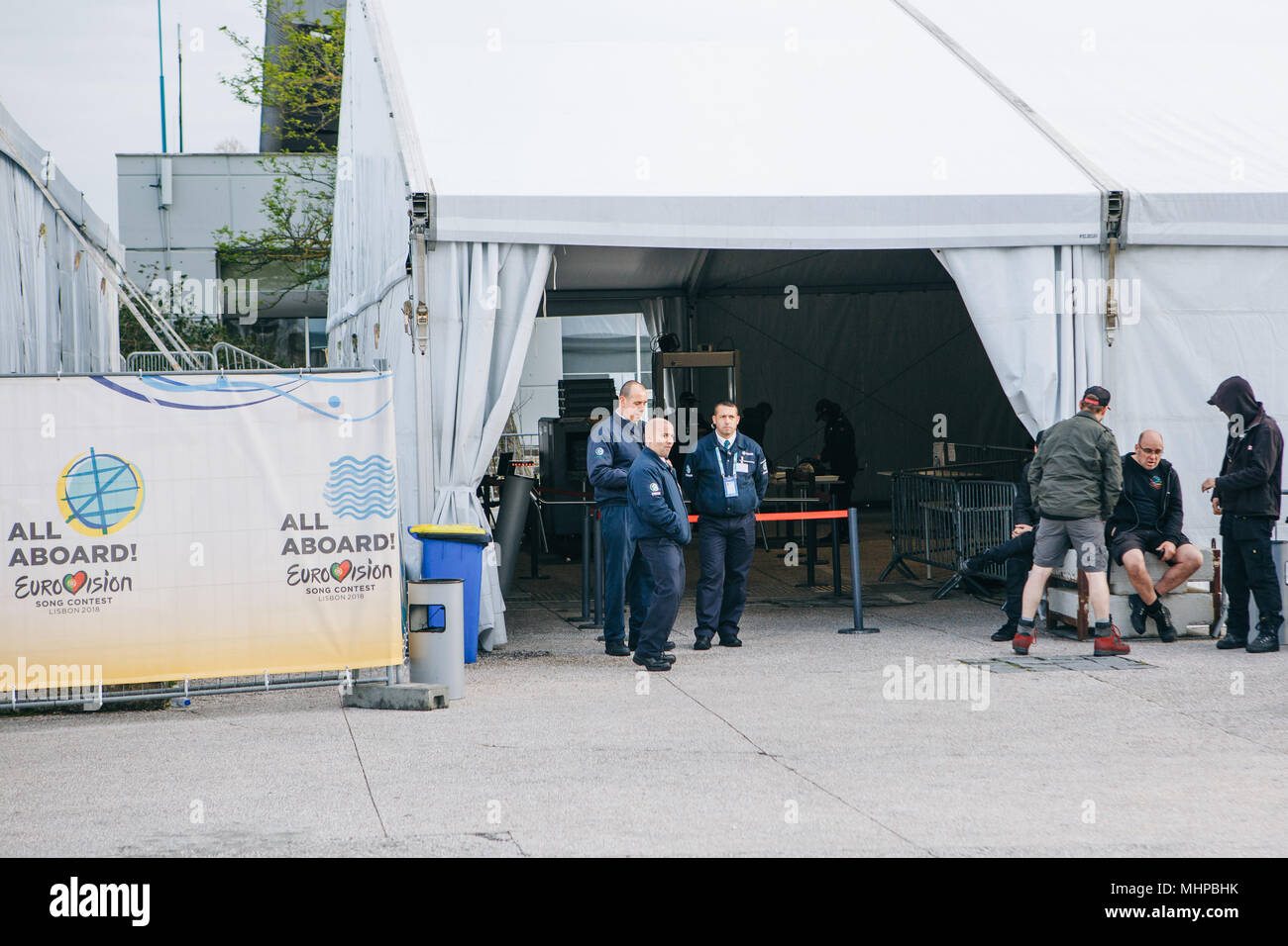 Portugal, Lissabon, 29. April 2018: Security Guards oder Untersuchung Punkt oder Recht und Ordnung Arbeiter um Stadion Altice Arena. Vorbereitung für den Eurovision Song Contest Stockfoto