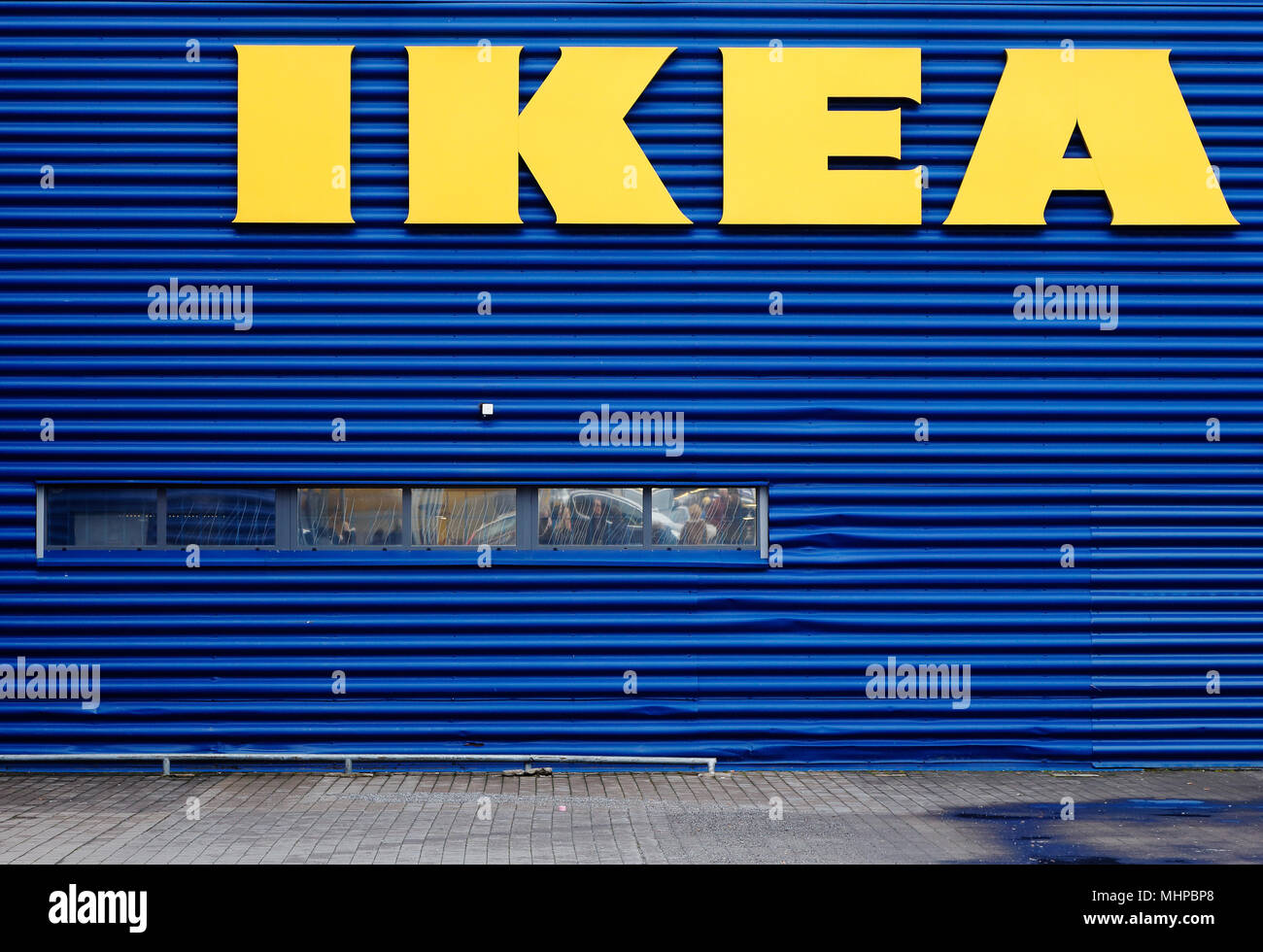 Stockholm, Schweden - Januar 6, 2014: Blau Außenwand mit der gelben Ikea Logo im Möbelhaus in Kungens Kurva. Stockfoto