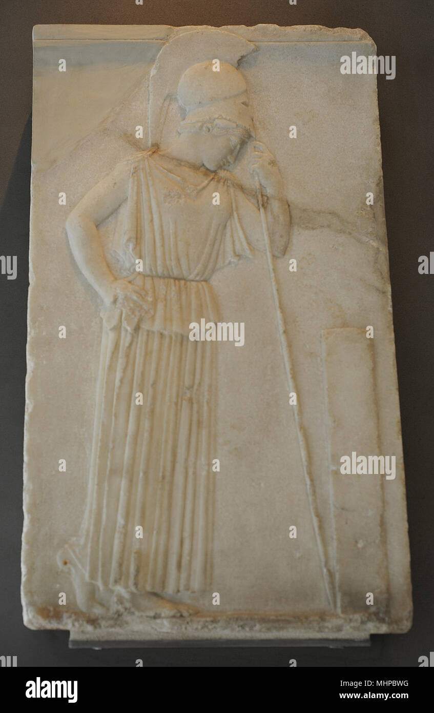 Entlastung der nachdenkliche Athena. Athena ist vor einer Stele auf dem Spieß in einer entspannten Weise schiefen vorgestellt, C. 460 v. Chr.. Marmor von Paros. Akropolis Museum. Athen. Griechenland. Stockfoto