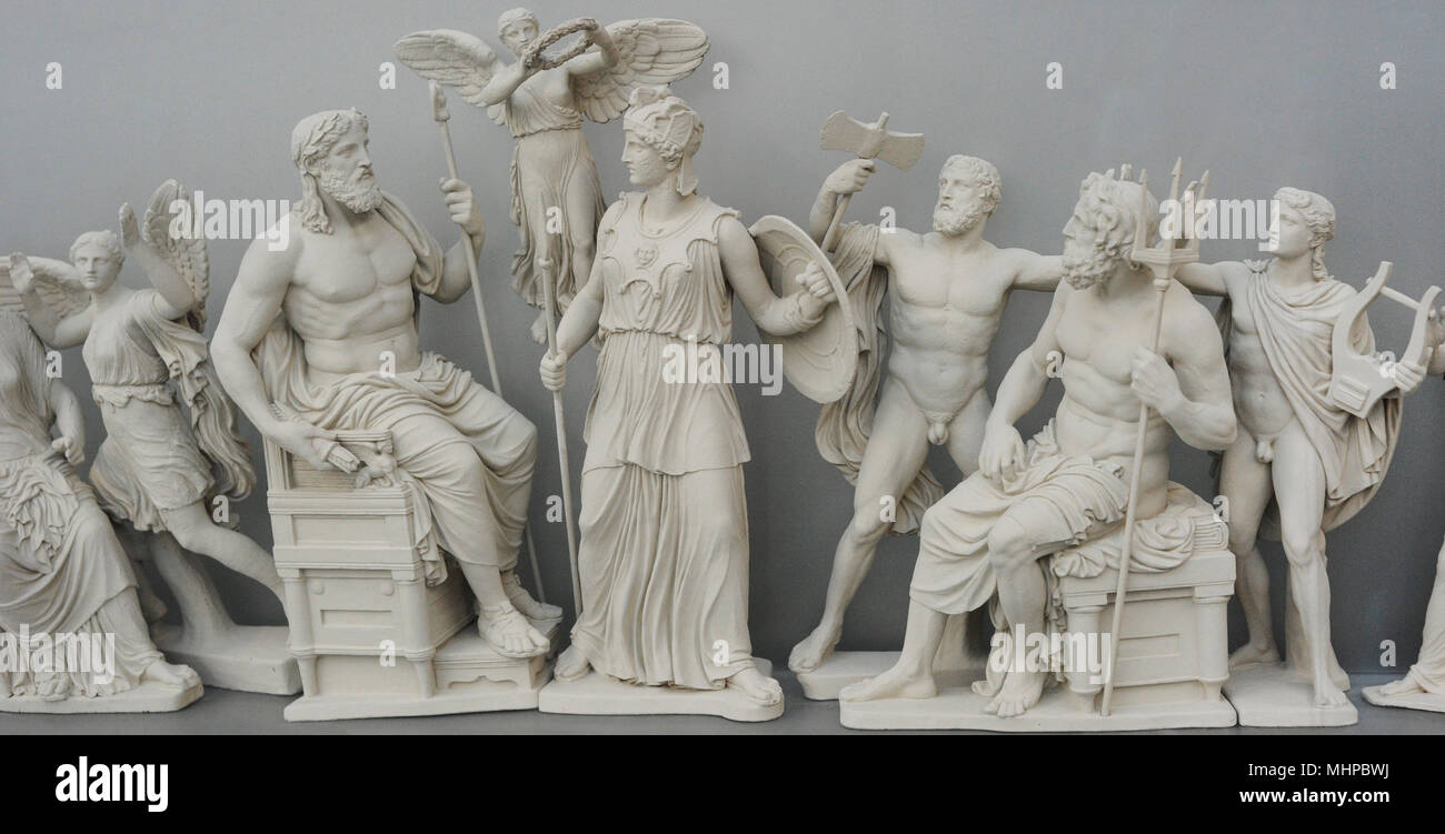 Aufbau Ost Giebel der Parthenon, Akropolis von Athen. Nach der Zeichnung von K. Schwerzek, 1904. Geburt der Athene. Detail der zentralen Teil: Athena und Zeus. 5. Jahrhundert v. Chr.. Akropolis Museum. Athen. Griechenland. Stockfoto